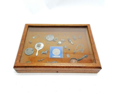 Oak table top display cabinet (35cm x 25cm) with numerous items inc acorn propelling pencil, collar badges, Kenard corgi broo