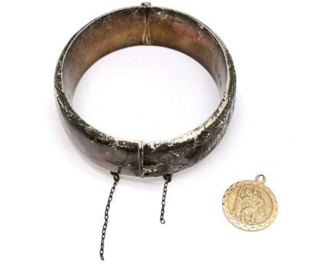 9ct hallmarked gold St Christopher medallion (2.6g &amp; has worn loop) t/w silver bangle (27g &amp; has dents) 