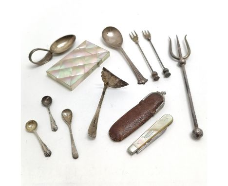 Qty of silver inc condiment spoons, bread fork, jam spoon, thistle topped pickle forks, spoon / pusher etc (129g) t/w silver 