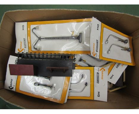 A box of H0/ 00 gauge trackside buildings, lighting etc 