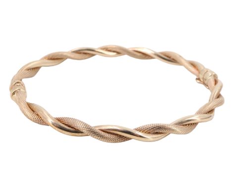 A contemporary Italian 9 ct gold cable bangle, having polished and textured twists, sprung hinge with catch, London, 5.05 g, 