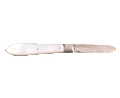 An Edwardian silver mother-of-pearl handled fruit knife, Constantine &amp; Floyd Ltd, Birmingham, 1904, 94 mm open