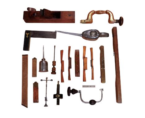 A quantity of vintage carpenters' tools, including Archimedes drills, two braces, brass and mahogany levels, boxwood rulers, 