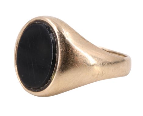 A sardonyx set 9 ct gold signet ring, having a vacant oval matrix, Birmingham, 1973, 2.62 g, size I