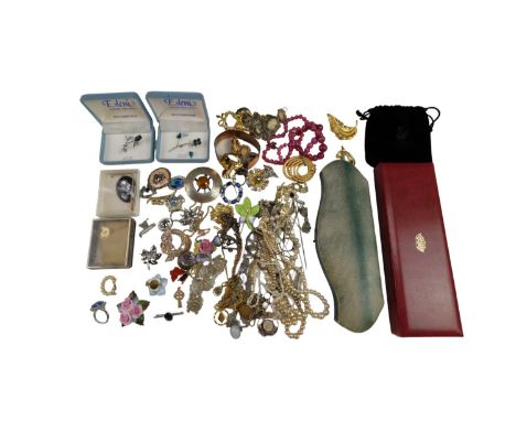 A quantity of vintage and later costume jewellery, including Scottish brooch, glass bead necklace,  Swarovski pin, etc