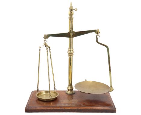 A set of early 20th Century brass and mahogany banker's scales by W and T Avery, the beam marked 'class B', 60.5 cm high