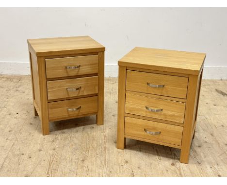A pair of light oak bedside chests (h.61cm x l.48cm x w.38cm)