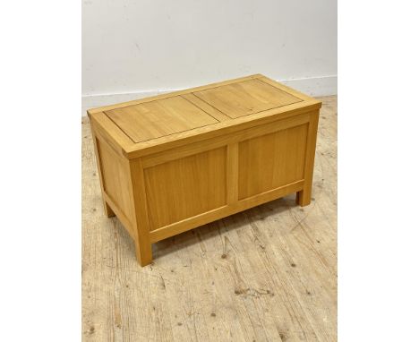 A light oak kist with panel front (h.51cm x l.85cm x w.45cm)
