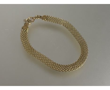 An 18ct gold mesh link chain braclet with ring clasp and safety chain D x 9 cm 8.3g