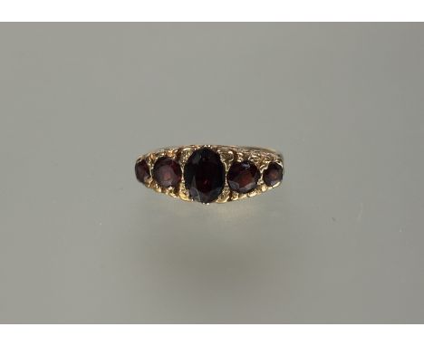 A 9ct gold garduated five stone garnet ring N 3.8g