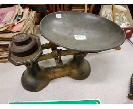 SET OF KITCHEN SCALES AND WEIGHTS