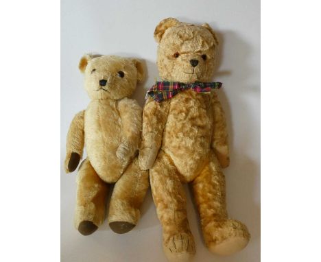 Two vintage jointed teddy bears comprising a 24" curly haired growling bear, with amber glass eyes, and a 19" blond teddy (Es