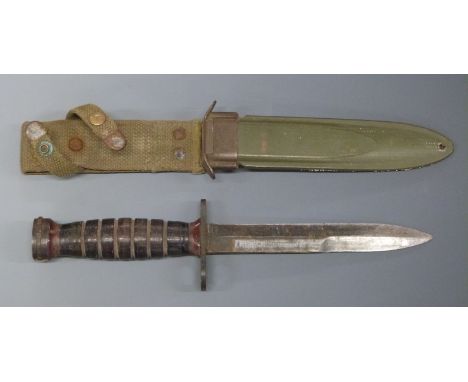 WWII military knife/ bayonet with 16.5cm blade, in metal scabbard with frog.&nbsp;