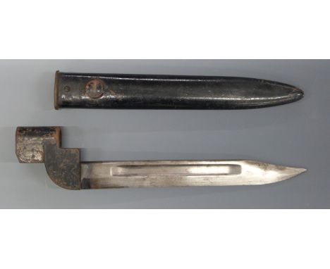 British Army No 9 bayonet with 20cm blade, metal scabbard and frog.&nbsp;