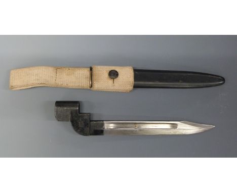 British Army No 9 bayonet with 20cm blade, metal scabbard and frog.&nbsp;