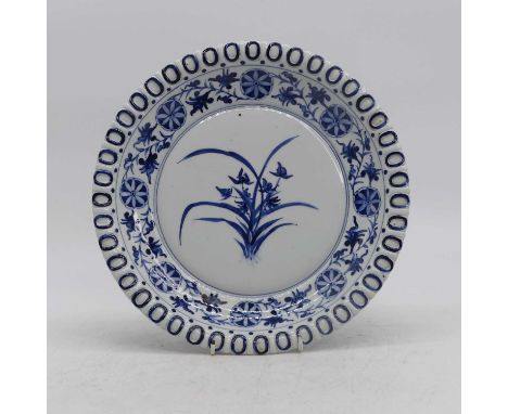 A Chinese blue &amp; white porcelain dish, decorated with foliage, dia. 32cm