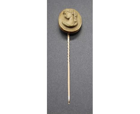A yellow metal carved lava cameo tie-pin, 18 x 15mm