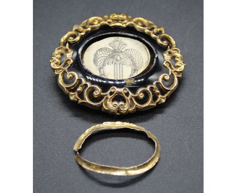A Victorian pinchbeck and black enamel mourning brooch, set with a lock of hair (a/f)
