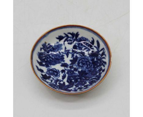 An 18th century Worcester porcelain pin dish in the Fence pattern, crescent mark verso, dia. 9cm