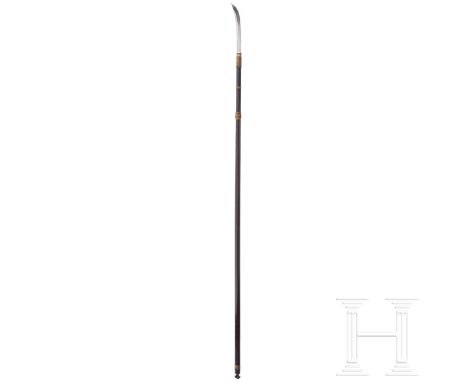 Naginata, Japan, Edo-Periode  Klinge mit Naginata Hi, Hamon und Hada verputzt, Nakago mit zwei Mekugi Ana, signiert. Schwarz 
