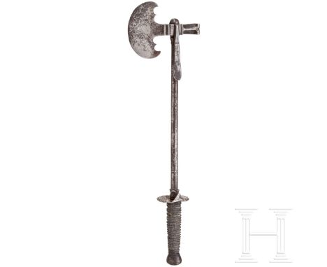 Reiteraxt, deutsch, um 1600  Axtkopf mit kräftigem, halbmondfömigem Blatt, rückseitig vierfach gekehlter Hammerkopf, seitlich