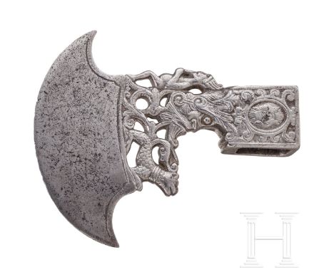 Axtkopf mit reichem Eisenschnittdekor, norddeutsch oder Niederlande, 17. Jhdt.  Blatt mit gerundeter Schneide, der Ansatz dur
