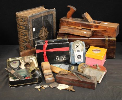 Boxes and objects - a silver vesta case, engraved decoration; a One Pound Note, U82B 904456; a moulding plave, stamped R Rout