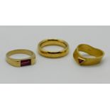 2 Ringe je GG 18ct., z.T. wohl mit Rubin