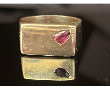 9ct Gold gents ring set with ruby Weight 7.5g Size T 