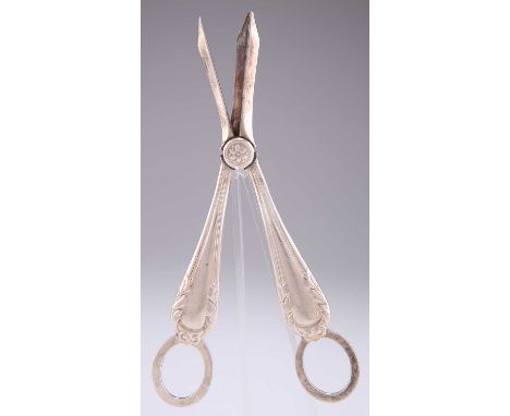 A PAIR OF EDWARDIAN SILVER GRAPE SCISSORS, by Elkington &amp; Co Ltd, Birmingham 1906, cast with leaves and reeded borders. 1