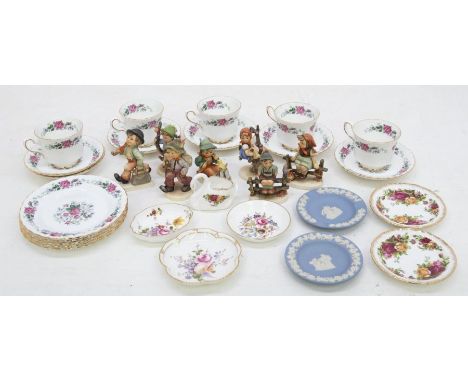 A collection of ceramics to include Royal Crown Derby pin dishes, Wedgwood, pin dishes Worcester, Stafford Royal Albert etc t