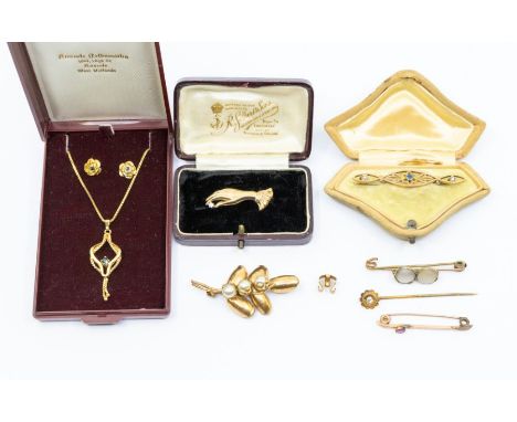 A collection of jewellery to include a early 20th century 9ct gold and diamond set hand brooch, length approx 30mm, along wit