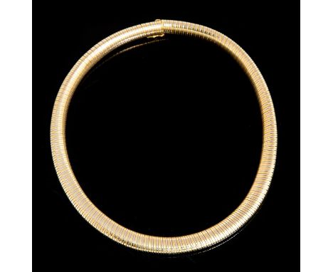 An 18ct gold collar necklace, comprising snake style two tone polished links, width approx. 10mm,  length approx. 17'', push 