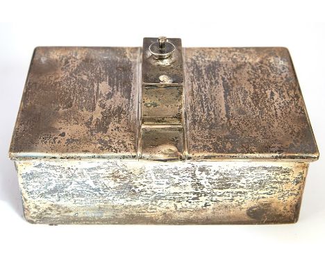 An Edwardian double ended silver cigarette box with central lighter section, plain body with bracket handles, fitted interior