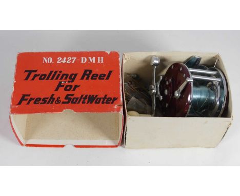 A vintage trolling reel, together with a rod (2)