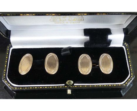 A pair of gent's 9ct gold engine turned cufflinks, 4.4g, in modern fitted case 