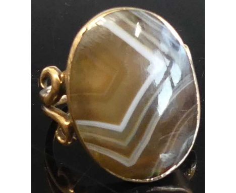A 9ct gold and banded agate tablet ring, 4.1g, size N