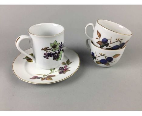ROYAL WORCESTER 'EVESHAM' PATTERN TEA AND DINNER WARE
