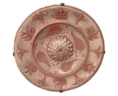Large Hispanic Moorish ceramic plate painted in luster with broad leaf and unbone motifs on the front and back, XVI century d