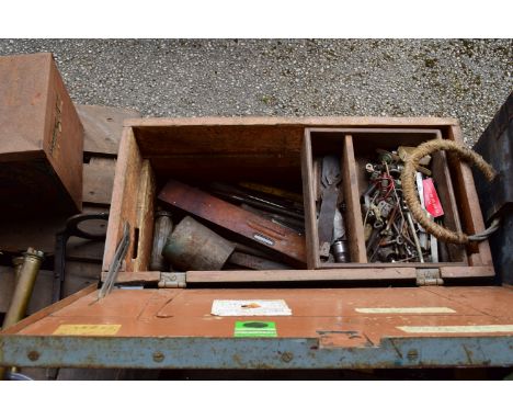 TOOLBOX CONTAINING QTY OF VINTAGE TOOLS, FILES, SPIRIT LEVEL ETC