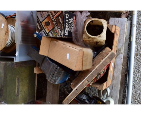 BOX CONTAINING A BENCH VICE, SPARK PLUG CLEANER, VARIOUS TOOLS ETC