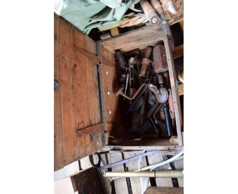 WOODEN TOOLBOX CONTAINING HAND DRILLS, PLANES AND VARIOUS PART TOOLS
