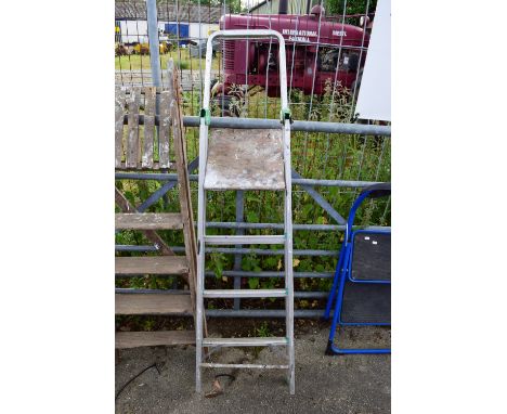 THREE-RUNG STEP LADDER