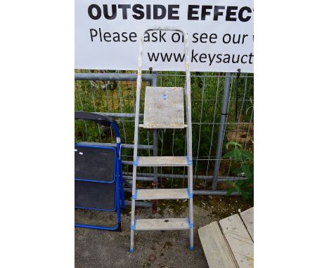 THREE-RUNG ALUMINIUM STEP LADDER