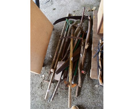 LARGE QTY OF GARDEN TOOLS 