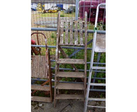 FOUR-RUNG WOODEN PAINTERS STEP LADDER