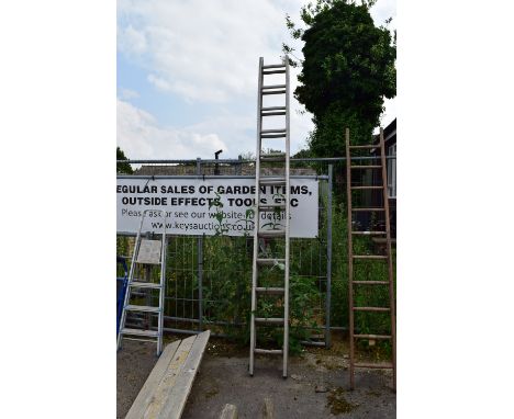 3.4M EXTENDING LADDER WITH A FULLY EXTENDED LENGTH APPROX 6M