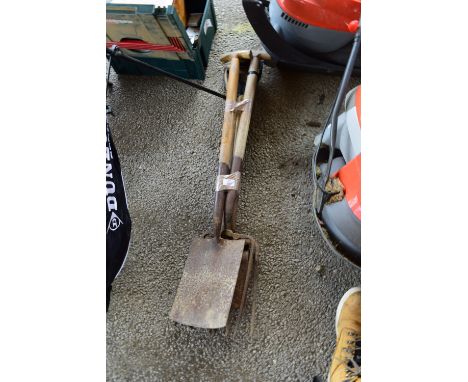 QTY OF GARDEN TOOLS TO INCLUDE SPADES AND FORKS