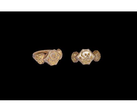 18th century AD. A parcel-gilt silver finger ring comprising a D-section hoop, volute scrolls to the shoulders, hexagonal pla