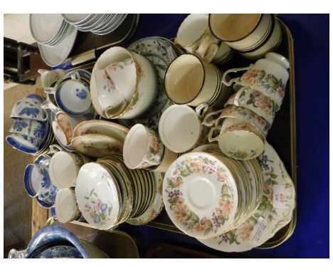 TRAY CONTAINING A LARGE QUANTITY OF MIXED PART TEA WARES TO INCLUDE WILLOW PATTERN BLUE PRINTED CUPS, SAUCERS ETC 
